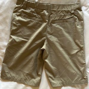 Kacki under armor activewear boys size 14 shorts